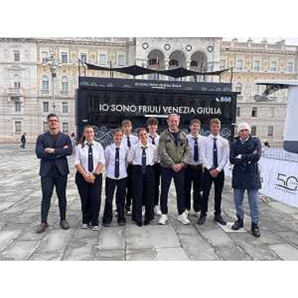 L'assessore regionale alla Difesa dell'ambiente, energia e sviluppo sostenibile Fabio Scoccimarro accogliendo gli allievi dell'Istituto Nautico di Trieste nello stand allestito dall'Agenzia regionale per la protezione dell'ambiente del Friuli Venezia Giulia in piazza dell'Unità d'Italia nel contesto della Barcolana - L'assessore regionale alla Difesa dell'ambiente, energia e sviluppo sostenibile Fabio Scoccimarro accogliendo gli allievi dell'Istituto Nautico di Trieste nello stand allestito dall'Agenzia regionale per la protezione dell'ambiente del Friuli Venezia Giulia in piazza dell'Unità d'Italia nel contesto della Barcolana