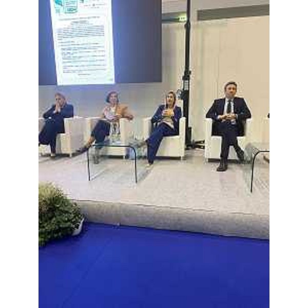 L'assessore regionale Cristina Amirante, seconda da destra, durante il suo intervento agli Stati generali della logistica del Nordest a Padova - L'assessore regionale Cristina Amirante, seconda da destra, durante il suo intervento agli Stati generali della logistica del Nordest a Padova