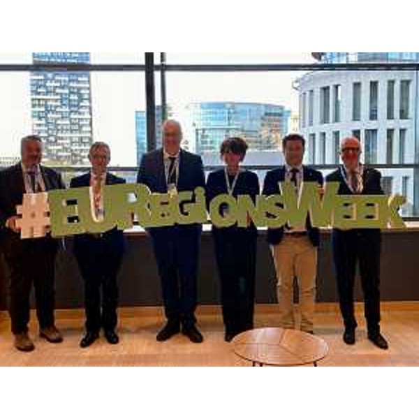Membri della delegazione Fvg a Bruxelles: da sx, Diego Bernardis (Fp), l'assessore alle Risorse agroalimentari Fvg, Stefano Zannier, il presidente del Cr Fvg, Mauro Bordin, l'assessore Fvg a Università e Ricerca, Alessia Rosolen, i consiglieri Markus Maurmair (FdI) e Andrea Cabibbo (Fi) - Membri della delegazione Fvg a Bruxelles: da sx, Diego Bernardis (Fp), l'assessore alle Risorse agroalimentari Fvg, Stefano Zannier, il presidente del Cr Fvg, Mauro Bordin, l'assessore Fvg a Università e Ricerca, Alessia Rosolen, i consiglieri Markus Maurmair (FdI) e Andrea Cabibbo (Fi)