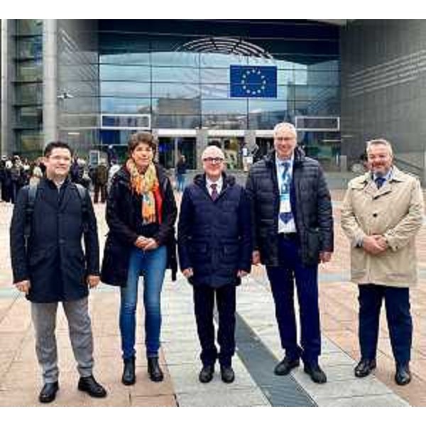Alcuni membri Fvg a Bruxelles: da sx, Markus Maurmair (FdI), Giulia Massolino (Pat-Civ), Andrea Cabibbo (Fi), il presidente del Cr Fvg, Mauro Bordin, Diego Bernardis (Fp) - Alcuni membri Fvg a Bruxelles: da sx, Markus Maurmair (FdI), Giulia Massolino (Pat-Civ), Andrea Cabibbo (Fi), il presidente del Cr Fvg, Mauro Bordin, Diego Bernardis (Fp)