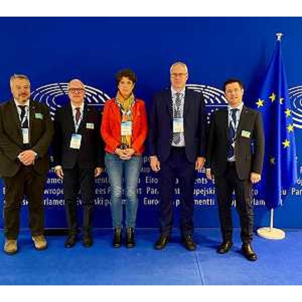 Da destra Maurmair, il presidente Bordin, Massolino, Cabibbo e Bernardis in un'altra immagine scattata a Bruxelles - Da destra Maurmair, il presidente Bordin, Massolino, Cabibbo e Bernardis in un'altra immagine scattata a Bruxelles