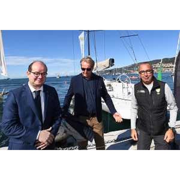 Il vicegovernatore Anzil assieme all'assessore Scoccimarro e al generale Appella - Il vicegovernatore Anzil assieme all'assessore Scoccimarro e al generale Appella