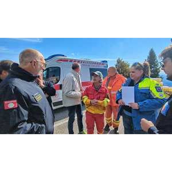 L'assessore Riccardi mentre acolta i volontari - L'assessore Riccardi mentre acolta i volontari