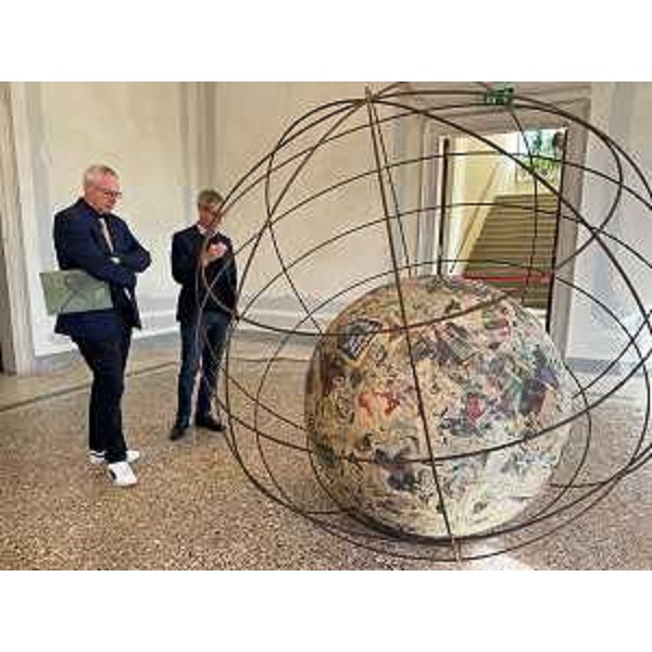 Il presidente Mauro Bordin e il direttore Guido Comis commentano una delle opere di Michelangelo Pistoletto - Il presidente Mauro Bordin e il direttore Guido Comis commentano una delle opere di Michelangelo Pistoletto