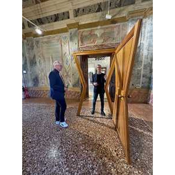 Il presidente Mauro Bordin e il direttore Guido Comis commentano una delle opere di Michelangelo Pistoletto - Il presidente Mauro Bordin e il direttore Guido Comis commentano una delle opere di Michelangelo Pistoletto