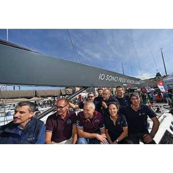 L'assessore Bini con l'equipaggio della barca targata Io Sono Friuli Venezia Giulia in Barcolana - L'assessore Bini con l'equipaggio della barca targata Io Sono Friuli Venezia Giulia in Barcolana