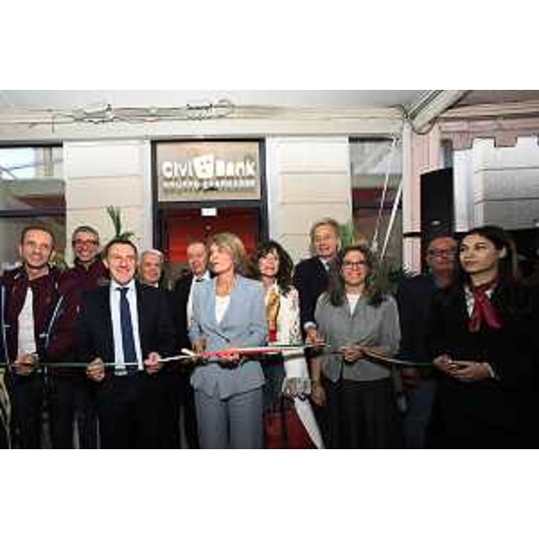 Il governatore Fedriga e l'assessore Roberti al taglio del nastro della nuova filiale di Civibank in piazza dell'Unità d'Italia. - Il governatore Fedriga e l'assessore Roberti al taglio del nastro della nuova filiale di Civibank in piazza dell'Unità d'Italia.