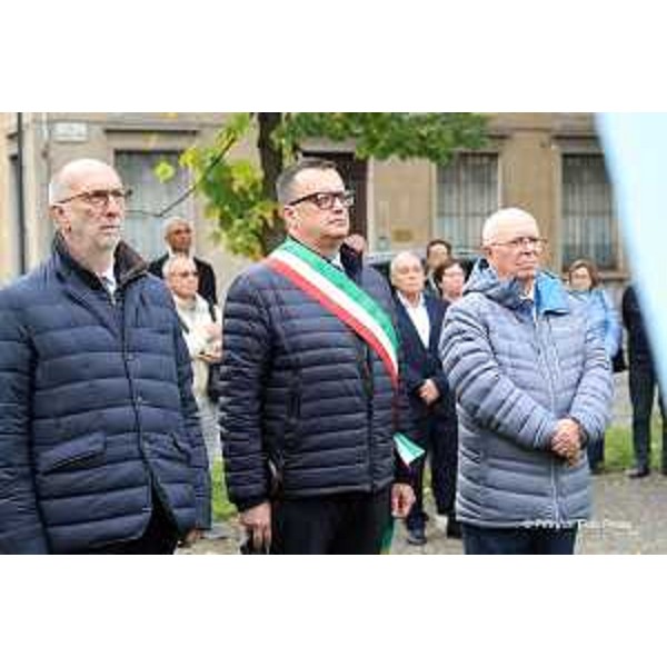 Riccardi alla deposizione della corona al monumento alle vittime del lavoro in via Crispi a Udine con l'assessore comunale Zini e il presidente Anmil Della Ricca - Riccardi alla deposizione della corona al monumento alle vittime del lavoro in via Crispi a Udine con l'assessore comunale Zini e il presidente Anmil Della Ricca