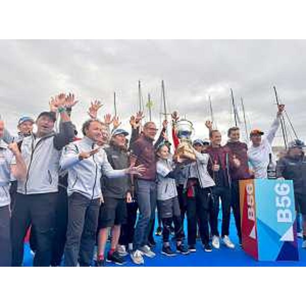 Il governatore Fedriga insieme all'equipaggio di Arca Sgr che ha conquistato la Coppa d'Autunno 2024. - Il governatore Fedriga insieme all'equipaggio di Arca Sgr che ha conquistato la Coppa d'Autunno 2024.