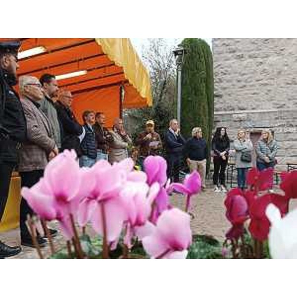 Le autorità civili e militari sul palco, alla presentazione della Festa delle castagne, a Soffumbergo di Faedis - Le autorità civili e militari sul palco, alla presentazione della Festa delle castagne, a Soffumbergo di Faedis