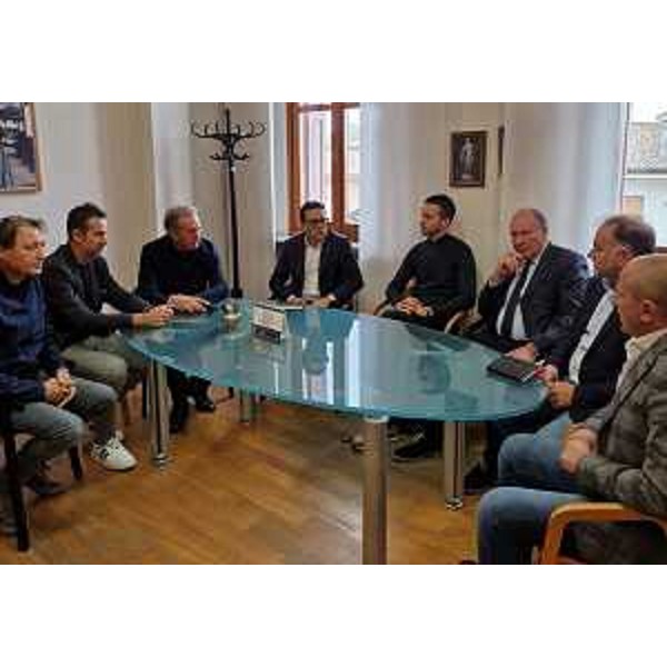 L'assessore regionale Fabio Scoccimarro, terzo da sinistra, durante l'incontro con alcuni amministratori comunali sul tema degli impianti fotovoltaici - L'assessore regionale Fabio Scoccimarro, terzo da sinistra, durante l'incontro con alcuni amministratori comunali sul tema degli impianti fotovoltaici