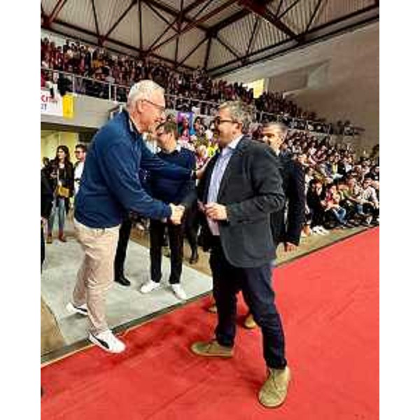 Stretta di mano tra il presidente del Cr Mauro Bordin e il sindaco di Talmassons Fabrizio Pitton - Stretta di mano tra il presidente del Cr Mauro Bordin e il sindaco di Talmassons Fabrizio Pitton