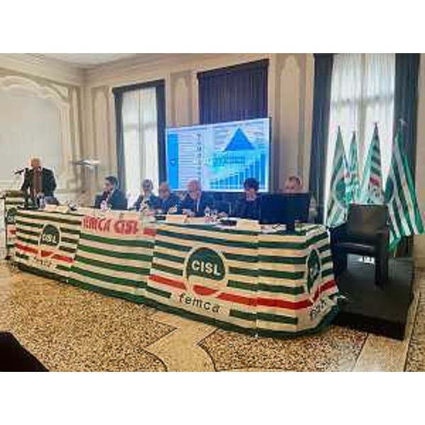 L'assessore regionale Alessia Rosolen durante il convegno della Femca Cisl svoltosi a Pordenone dedicato all'intelligenza artificiale - L'assessore regionale Alessia Rosolen durante il convegno della Femca Cisl svoltosi a Pordenone dedicato all'intelligenza artificiale