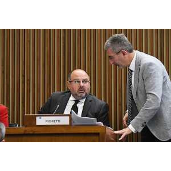 Diego Moretti, capogruppo del Pd, con il collega di gruppo Andrea Carli, in piedi - Diego Moretti, capogruppo del Pd, con il collega di gruppo Andrea Carli, in piedi