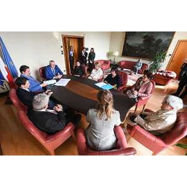 Il presidente del Cr Fvg, Mauro Bordin, riceve la petizione sui medici di Caneva nel salottino del palazzo di piazza Oberdan a Trieste - Il presidente del Cr Fvg, Mauro Bordin, riceve la petizione sui medici di Caneva nel salottino del palazzo di piazza Oberdan a Trieste