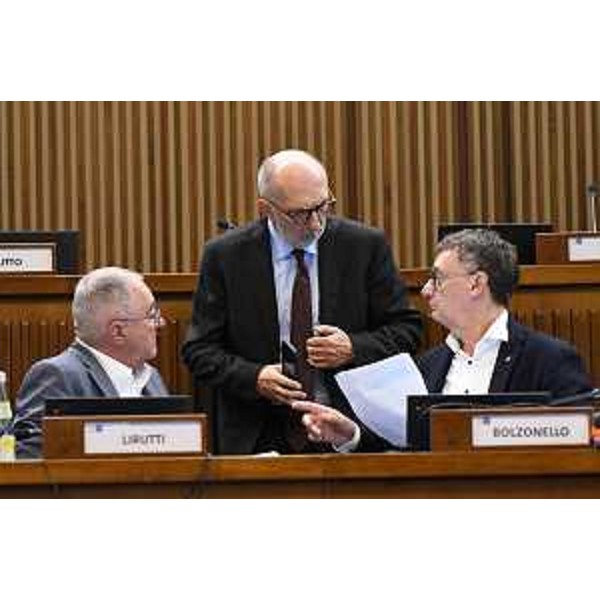 L'assessore Riccardo Riccardi tra Moreno Lirutti e Carlo Bolzonello (Fp) - L'assessore Riccardo Riccardi tra Moreno Lirutti e Carlo Bolzonello (Fp)