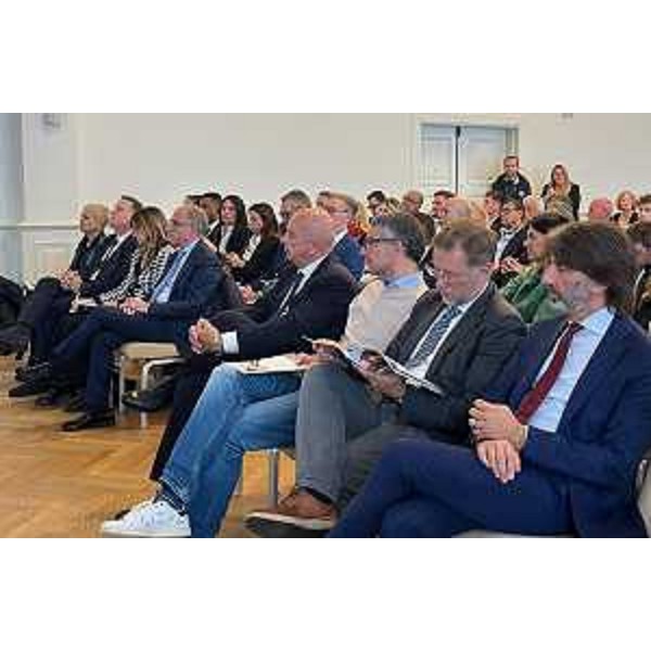 L'assessore Roberti seduto in platea. - L'assessore Roberti seduto in platea.