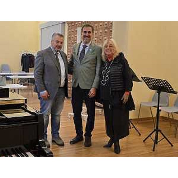 Il consigliere regionale Diego Bernardis (Fp), il direttore artistico del Piccolo Opera Festival, Gabriele Ribis, e l'assessore comunale di Gorizia a Go!2025, Patrizia Artico - Il consigliere regionale Diego Bernardis (Fp), il direttore artistico del Piccolo Opera Festival, Gabriele Ribis, e l'assessore comunale di Gorizia a Go!2025, Patrizia Artico
