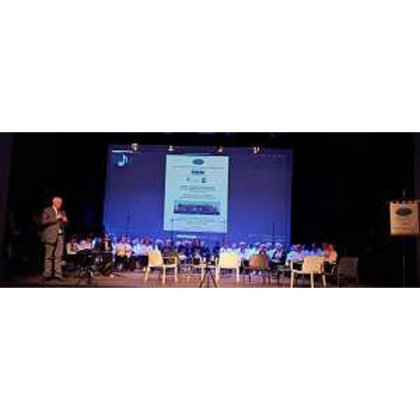 I tre cori riuniti sul palco durante l'intervento del presidente Bordin - I tre cori riuniti sul palco durante l'intervento del presidente Bordin