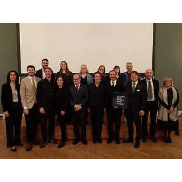 Il vicegovernatore Mario Anzil (al centro) con il cast di scena, i rappresentanti della Camera commercio italiana per la Germania, del Rossetti e della Direzione cultura regionale - Il vicegovernatore Mario Anzil (al centro) con il cast di scena, i rappresentanti della Camera commercio italiana per la Germania, del Rossetti e della Direzione cultura regionale