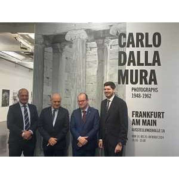 Il Vicegovernatore Mario Anzil in visita alla mostra dedicata a Carlo Dalla Mura allestita dal Craf alla AusstellungsHalle di Francoforte - Il Vicegovernatore Mario Anzil in visita alla mostra dedicata a Carlo Dalla Mura allestita dal Craf alla AusstellungsHalle di Francoforte