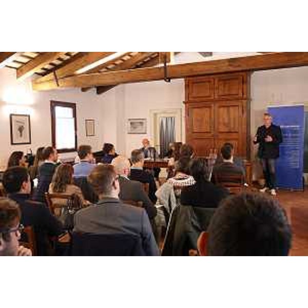 La sala che ha ospitato l'assemblea dei giovani di Confcooperative durante l'intervento del presidente Bordin - La sala che ha ospitato l'assemblea dei giovani di Confcooperative durante l'intervento del presidente Bordin