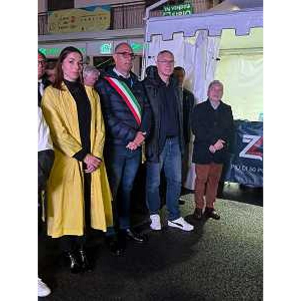 Il presidente Bordin (secondo da destra) accanto al sindaco Bazzo e alla "madrina" Mara Navarria - Il presidente Bordin (secondo da destra) accanto al sindaco Bazzo e alla "madrina" Mara Navarria