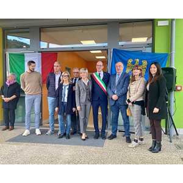 Una fase della cerimonia di inaugurazione della scuola di Artegna, alla presenza del'assessore regionale alle Finanze Barbara Zilli - Una fase della cerimonia di inaugurazione della scuola di Artegna, alla presenza del'assessore regionale alle Finanze Barbara Zilli