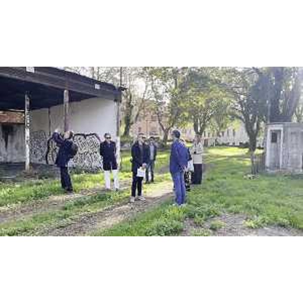 L'assessore regionale alle Autonomie locali Pierpaolo Roberti, durante il sopralluogo effettuato assieme al direttore generale dell'Edr di Trieste Roberta Clericuzio, nel comprensorio della ex Caserma Vittorio Emanuele III, in via Revoltella a Trieste. - L'assessore regionale alle Autonomie locali Pierpaolo Roberti, durante il sopralluogo effettuato assieme al direttore generale dell'Edr di Trieste Roberta Clericuzio, nel comprensorio della ex Caserma Vittorio Emanuele III, in via Revoltella a Trieste.