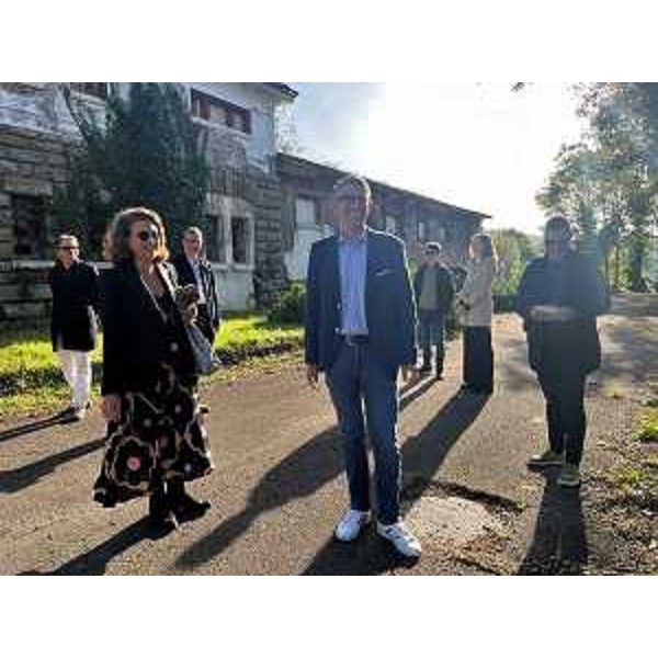 L'assessore regionale alle Autonomie locali Pierpaolo Roberti, durante il sopralluogo effettuato assieme al direttore generale dell'Edr di Trieste Roberta Clericuzio, nel comprensorio della ex Caserma Vittorio Emanuele III, in via Revoltella a Trieste. - L'assessore regionale alle Autonomie locali Pierpaolo Roberti, durante il sopralluogo effettuato assieme al direttore generale dell'Edr di Trieste Roberta Clericuzio, nel comprensorio della ex Caserma Vittorio Emanuele III, in via Revoltella a Trieste.