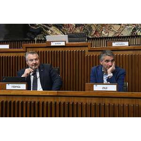 Diego Bernardis (Fedriga presidente) mentre presiede la V Commissione consiliare alla presenza dell'assessore regionale alle Autonomie locali, Pierpaolo Roberti - Diego Bernardis (Fedriga presidente) mentre presiede la V Commissione consiliare alla presenza dell'assessore regionale alle Autonomie locali, Pierpaolo Roberti