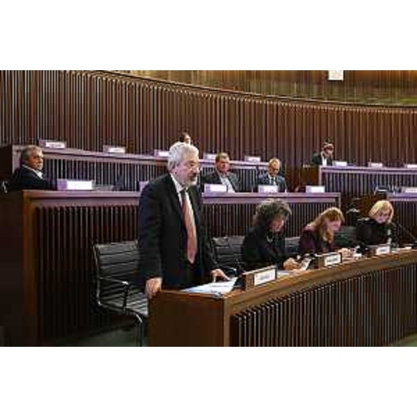 I consiglieri regoinali delle Opposizioni, con Furio Honsell (Open Sinistra Fvg) mentre interviene - I consiglieri regoinali delle Opposizioni, con Furio Honsell (Open Sinistra Fvg) mentre interviene