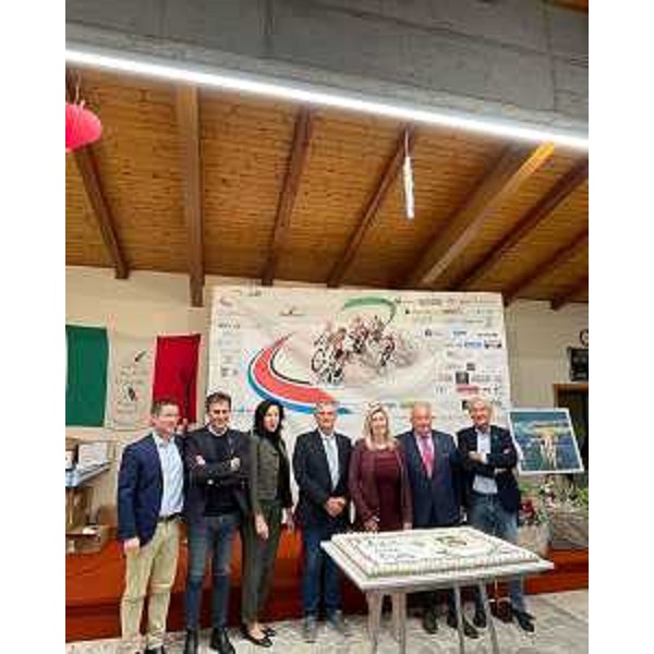 L'assessore Amirante (al centro) alla serata organizzata dall'associazione Amici della pista a conclusione della sei giorni "Città di Pordenone" - L'assessore Amirante (al centro) alla serata organizzata dall'associazione Amici della pista a conclusione della sei giorni "Città di Pordenone"