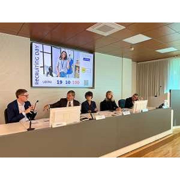 L'assessore regionale al Lavoro, Alessia Rosolen, alla presentazione del Recruiting day. - L'assessore regionale al Lavoro, Alessia Rosolen, alla presentazione del Recruiting day.