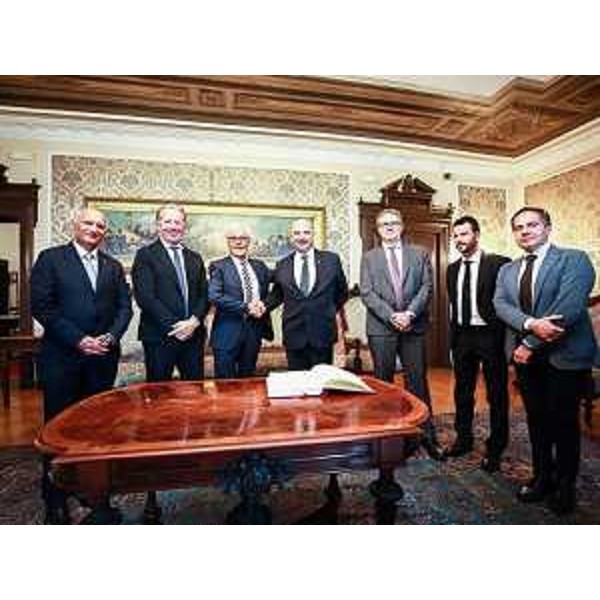 Al centro, l'assessore Scoccimarro con il presidente della Fondazione Cassa di risparmio Trieste Massimo Paniccia e il sindaco di Trieste Roberto Dipiazza - Al centro, l'assessore Scoccimarro con il presidente della Fondazione Cassa di risparmio Trieste Massimo Paniccia e il sindaco di Trieste Roberto Dipiazza