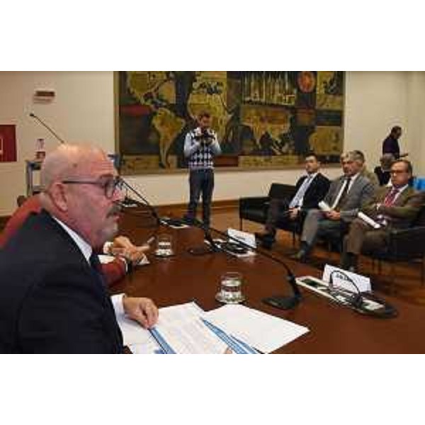 Un momento della conferenza stampa. In primo piano l'assessore Callari. - Un momento della conferenza stampa. In primo piano l'assessore Callari.