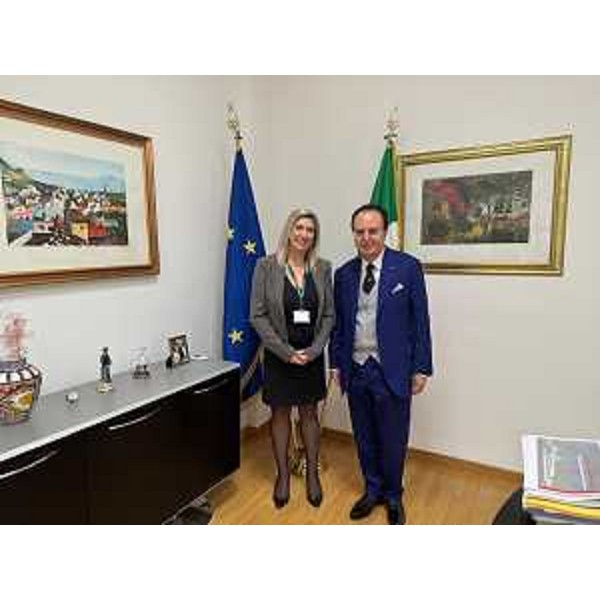 L'assessore Cristina Amirante con il presidente di Rete ferroviaria italiana, Dario Lo Bosco. - L'assessore Cristina Amirante con il presidente di Rete ferroviaria italiana, Dario Lo Bosco.