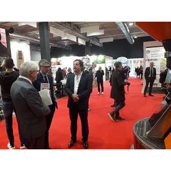 Lassessore Roberti, accompagnato dagli organizzatori, ha visitato gli stand di Triestespresso Expo 2024. - Lassessore Roberti, accompagnato dagli organizzatori, ha visitato gli stand di Triestespresso Expo 2024.