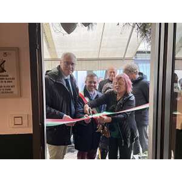 Mauro Bordin (presidente Cr), Alessandro Venanzi (vicesindaco Udine) e Maria Cristina Schiratti (presidente Anffas Udine) tagliano il nastro del nuovo bistrot - Mauro Bordin (presidente Cr), Alessandro Venanzi (vicesindaco Udine) e Maria Cristina Schiratti (presidente Anffas Udine) tagliano il nastro del nuovo bistrot