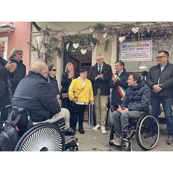 I saluti del presidnete del Cr Fvg, Mauro Bordin, all'inaugurazione del bistrot gestito da Anffas a Udine - I saluti del presidnete del Cr Fvg, Mauro Bordin, all'inaugurazione del bistrot gestito da Anffas a Udine