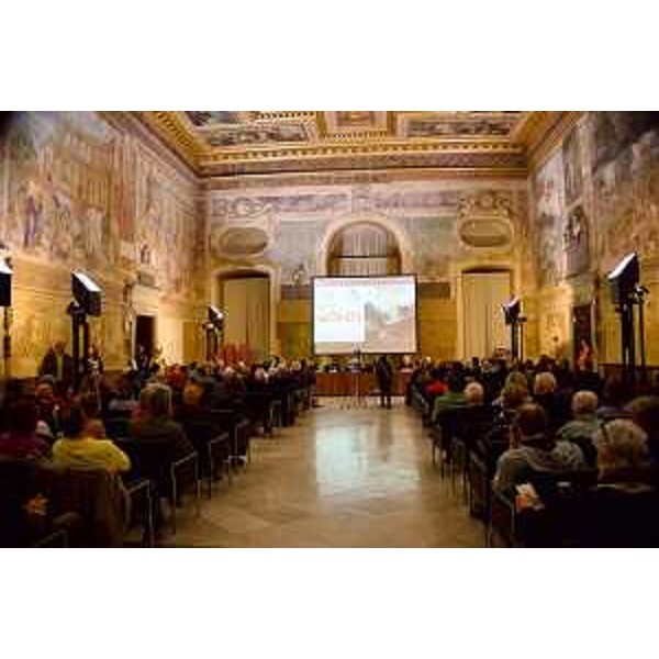 Il folto pubblico che ha assistito alla cerimonia nel salone del Parlamento del Castello - Il folto pubblico che ha assistito alla cerimonia nel salone del Parlamento del Castello