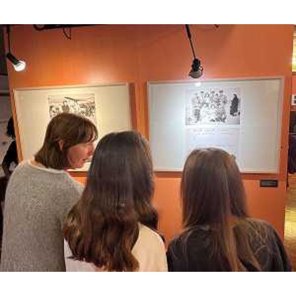 La curatrice Raffaella Canci illustra le foto esposte agli studenti in visita alla mostra allestia in Cr - La curatrice Raffaella Canci illustra le foto esposte agli studenti in visita alla mostra allestia in Cr