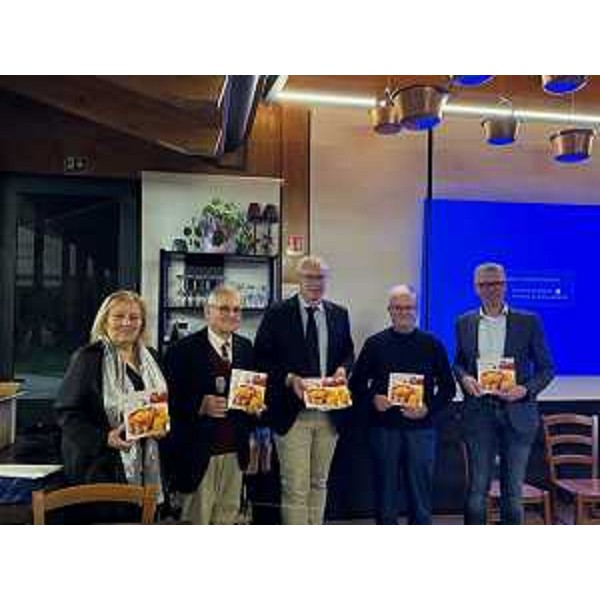 Foto di gruppo con, da sx, Maura e Germano Pontoni, il presidente del Cr Fvg, Mauro Bordin, Giuseppe Longo e Marco Olivo - Foto di gruppo con, da sx, Maura e Germano Pontoni, il presidente del Cr Fvg, Mauro Bordin, Giuseppe Longo e Marco Olivo