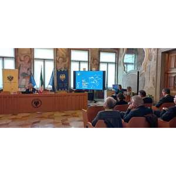 L'intervento di Paolo Petiziol davanti all'attenta platea di palazzo Antonini-Maseri - L'intervento di Paolo Petiziol davanti all'attenta platea di palazzo Antonini-Maseri