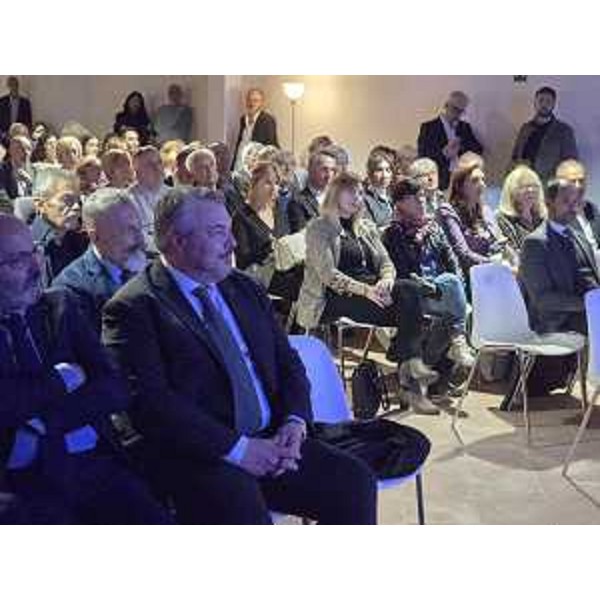 Il consigliere Bernardis in prima fila durante l'inaugurazione della mostra - Il consigliere Bernardis in prima fila durante l'inaugurazione della mostra