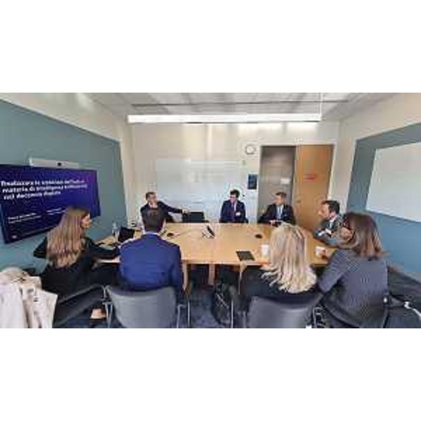 Fedriga e la delegazione Fvg nella sede di Aws assieme al director of public policy per lItalia e lEuropa centro orientale Franco Spicciariello e il suo team - Fedriga e la delegazione Fvg nella sede di Aws assieme al director of public policy per lItalia e lEuropa centro orientale Franco Spicciariello e il suo team