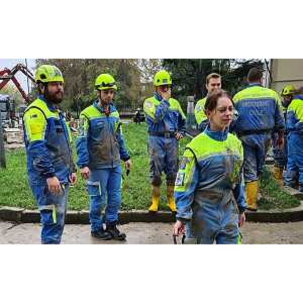 Alcuni dei volontari della Protezione civile regionale all'opera in Emilia Romagna - Alcuni dei volontari della Protezione civile regionale all'opera in Emilia Romagna