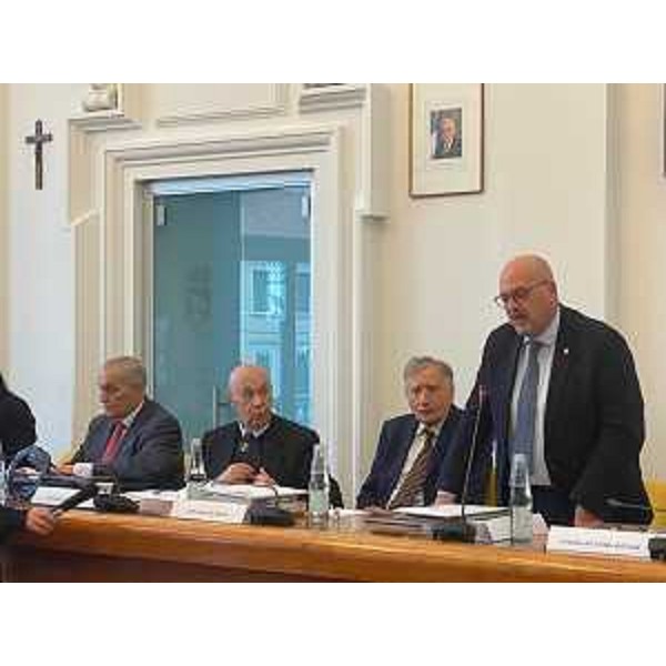 L'assessore regionale Sebastiano Callari, a destra, durante il suo intervento alla firma del Protocollo tra le città murate del Fvg nel municipio a Monfalcone - L'assessore regionale Sebastiano Callari, a destra, durante il suo intervento alla firma del Protocollo tra le città murate del Fvg nel municipio a Monfalcone