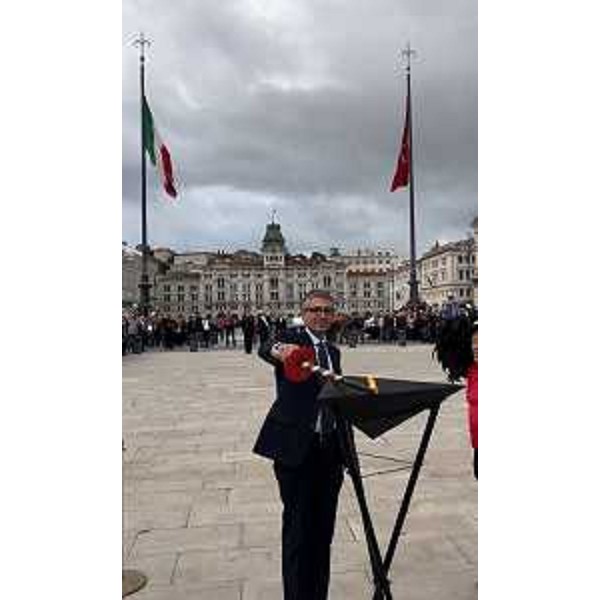 L'assessore all'accensione del tripode - L'assessore all'accensione del tripode