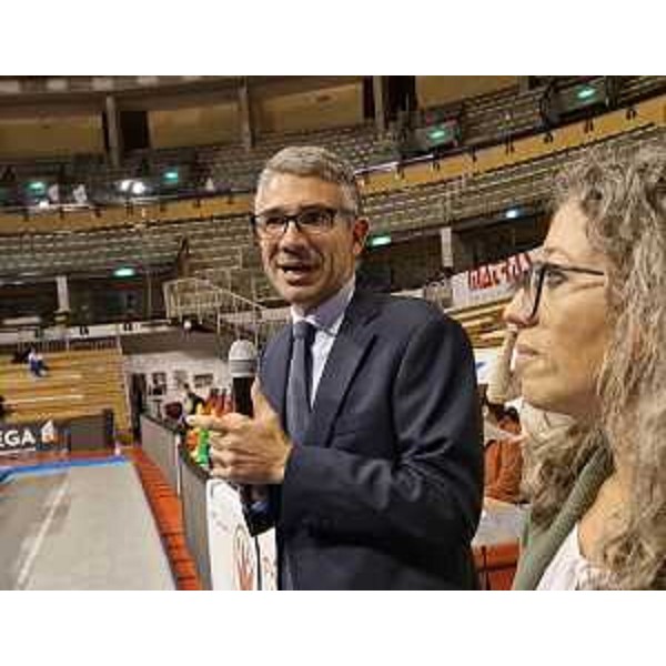 L'assessore Pierpaolo Roberti nel corso del suo intervento. Al suo fianco il vicesindaco Serena Tonel - L'assessore Pierpaolo Roberti nel corso del suo intervento. Al suo fianco il vicesindaco Serena Tonel